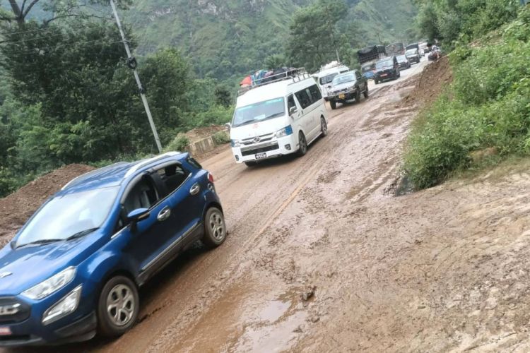 लेदो हटाइएपछि मुग्लिन-नारायणघाट सडक दुईतर्फी सञ्चालनमा