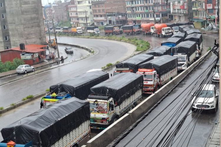 बीपी राजमार्ग अवरुद्ध भएपछि सवारीसाधन धुलिखेलमा ‘होल्ड’