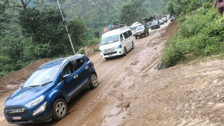 लेदो हटाइएपछि मुग्लिन-नारायणघाट सडक दुईतर्फी सञ्चालनमा