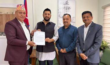 चितवनका व्यवसायीले भेटे रवि लामिछाने, नारायणगढ बजार जोगाउन माग