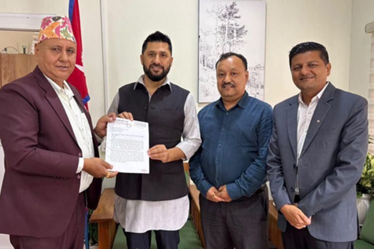 चितवनका व्यवसायीले भेटे रवि लामिछाने, नारायणगढ बजार जोगाउन माग