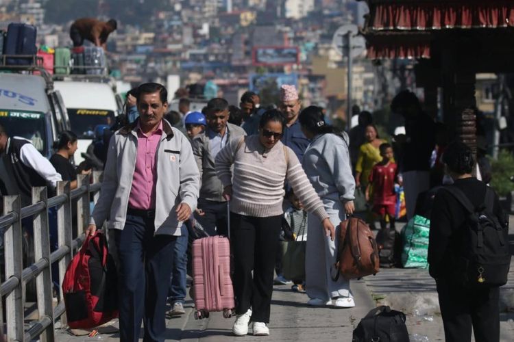 दशैं मनाउन घर फर्किनेको लर्को